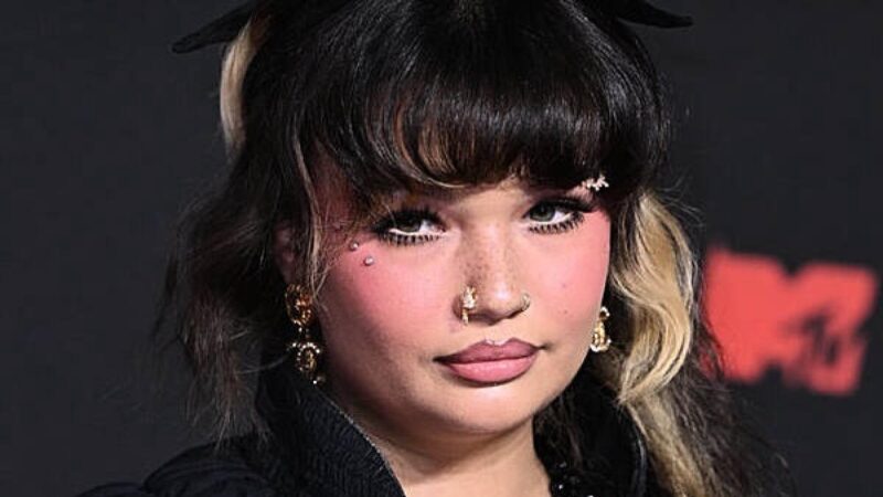 Lola Young cancela todas sus apariciones en el futuro previsible