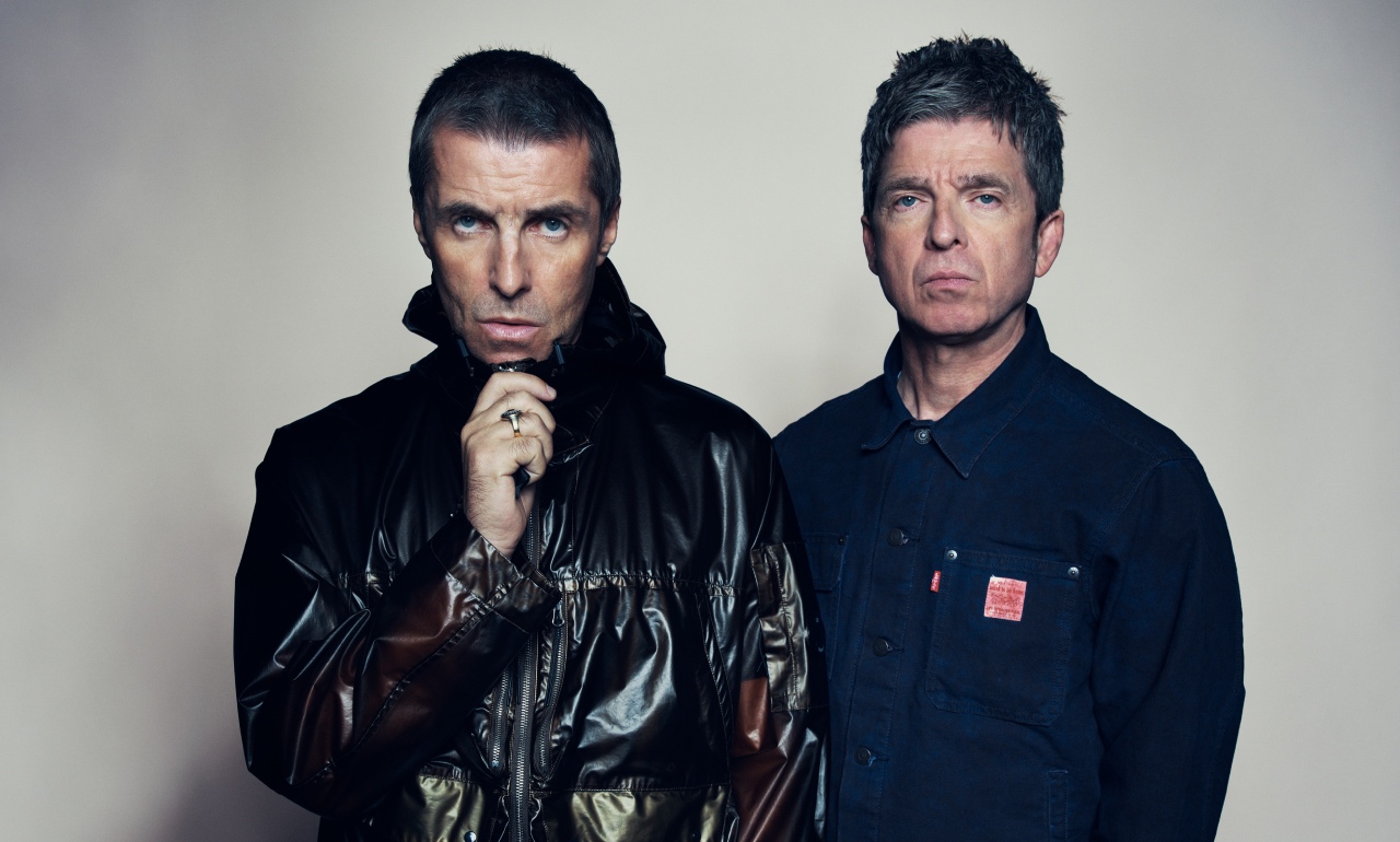 Oasis: imágenes inéditas del reencuentro de Noel y Liam Gallagher llegarán a los cines