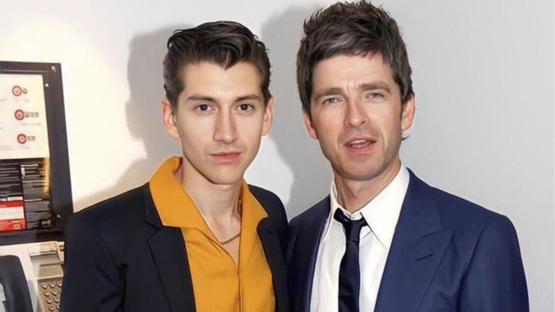 Cuando Noel Gallagher dijo: “Preferiría beber gasolina que escuchar una entrevista de Alex Turner”