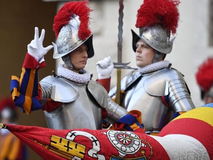 Guardia Suiza estrena nuevo uniforme para ocasiones especiales