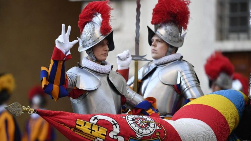 Guardia Suiza estrena nuevo uniforme para ocasiones especiales