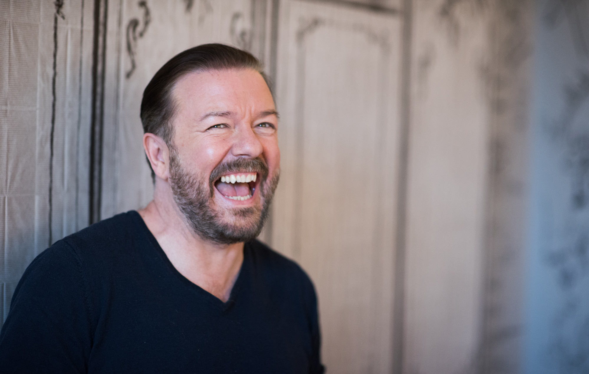 Ricky Gervais critica discursos políticos de Bad Bunny y Billie Eilish en los Grammys