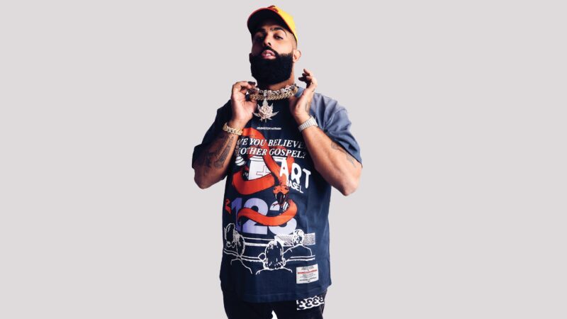 Eladio Carrión sorprende a sus fans con el estreno de «BUENOS DÍAS»