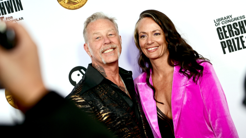 James Hetfield se compromete con Adriana Gillett en una inmersión con tiburones