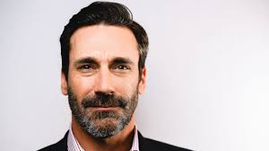 Jon Hamm rompe el silencio sobre su meme viral: «¿Soy famoso por bailar con los ojos cerrados?»