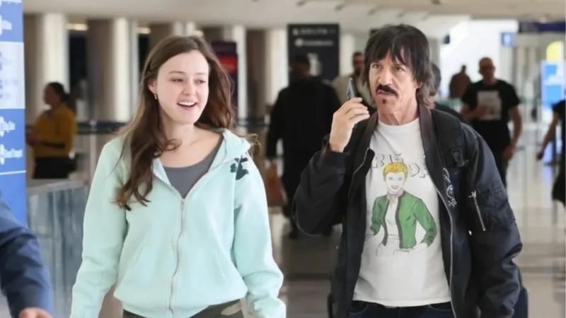 La novia de Anthony Kiedis se sincera en Vogue sobre su diferencia de edad