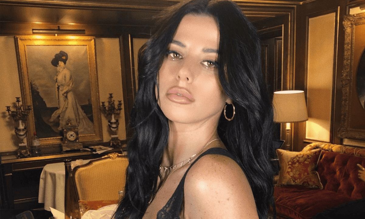 La exnovia de Callum Turner lo acusa de «esconderla» y lo contrasta con Dua Lipa